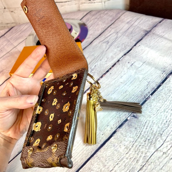 Louis Vuitton Key Cles card holder pouch keychain converted from an iPod case - Picture 2 of 12